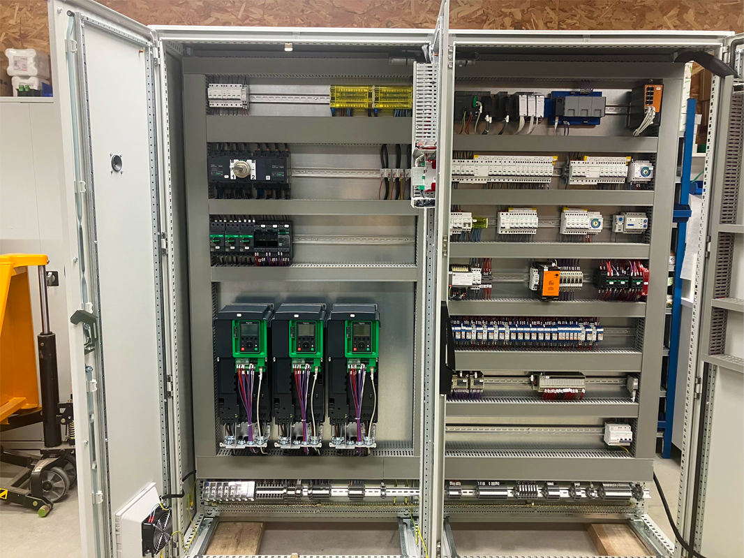 Armoire électrique à pompage d'eaux usée ouverte, intérieur et câblages visibles